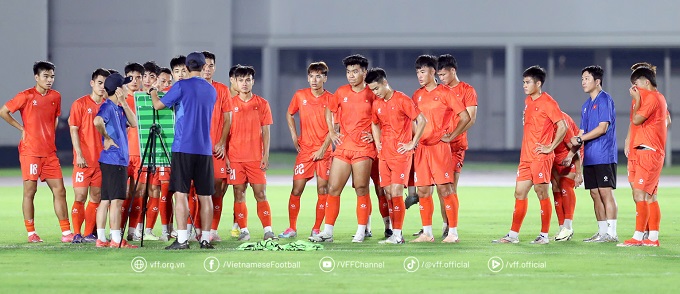 HLV Kim Sang Sik đang hướng dẫn cho các học trò trong buổi tập. Ảnh: Nhật Đoàn 