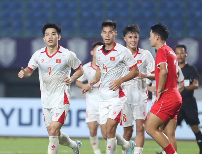 Dù chơi trung vệ nhưng Hiểu Minh (số 4) đã lập một cú đúp. Ảnh: Anh Khoa
