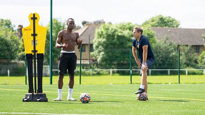 Madueke tập luyện với HLV cá nhân Saul Isaksson-Hurst
