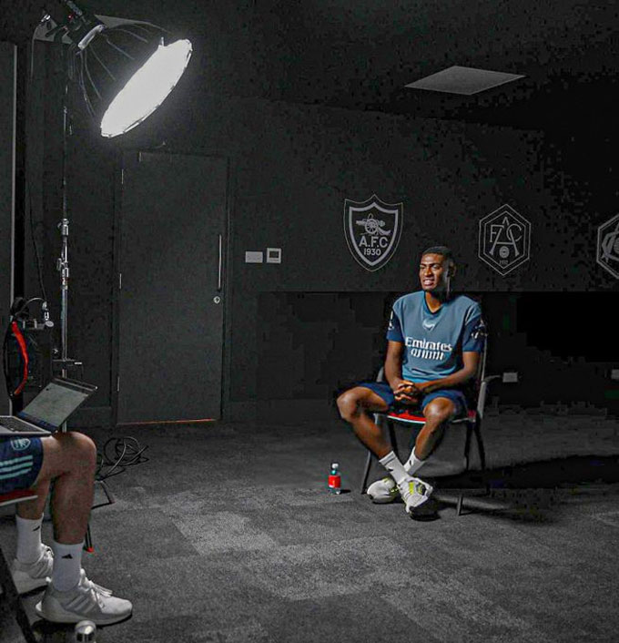 Trang Twitter của Arsenal vô tình để lộ hình ảnh Mosquera mặc áo đấu của Arsenal