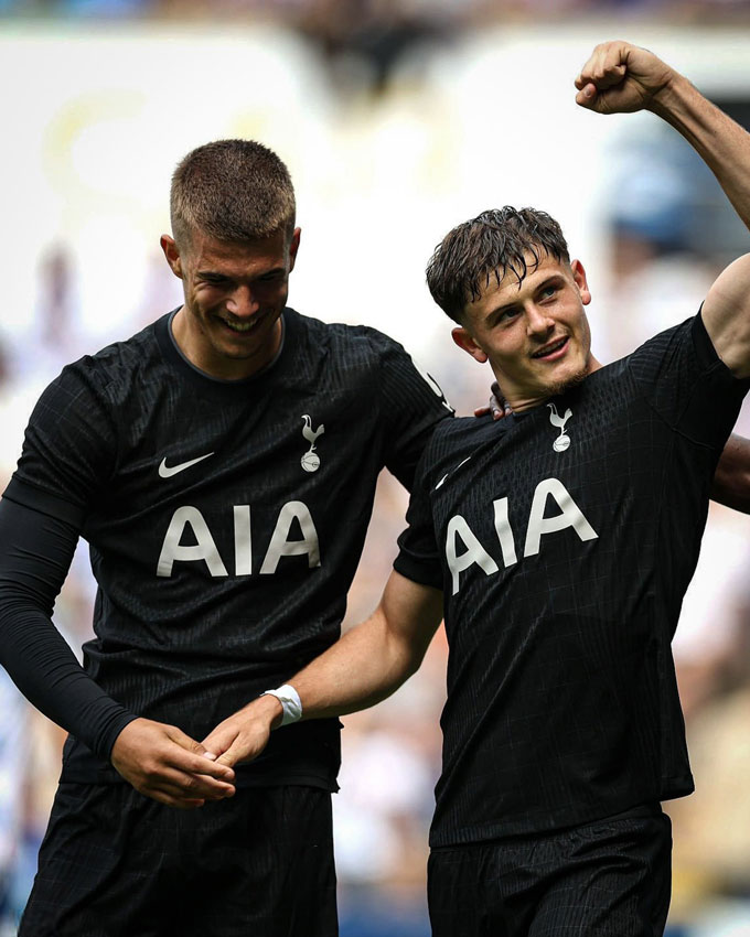 Vuskovic (trái) và Lankshear là những người ghi bàn cho Spurs