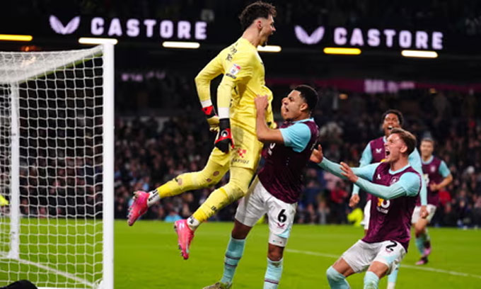 Trafford (áo vàng) là người hùng của Burnley mùa trước