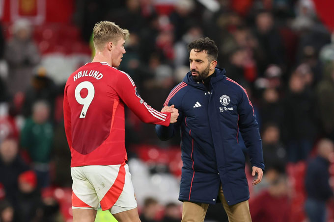 Hojlund nên rời Old Trafford càng nhanh càng tốt