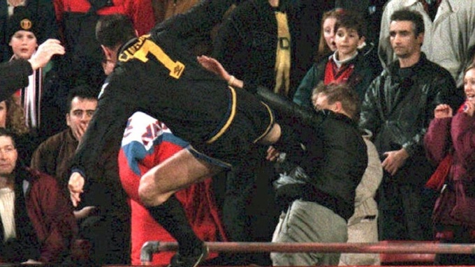 Cantona với cú kung-fu kinh điển 