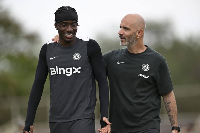 Madueke (trái) không được fan Arsenal hoan nghênh