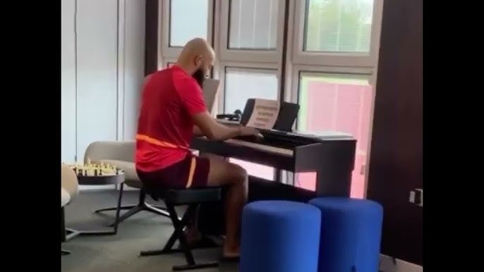 Mbeumo luôn thích trốn vào một góc với cây piano