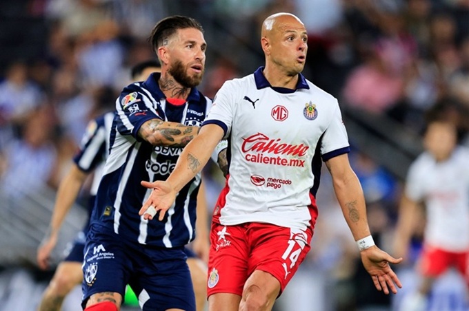 Javier Hernandez tranh bóng với Sergio Ramos ở giải vô địch Mexico
