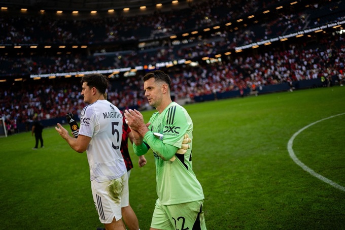 Tom Heaton có màn trình diễn xuất sắc ở trận hòa 0-0 với Leeds