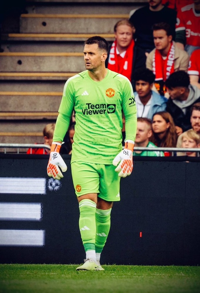 Tom Heaton mới gia hạn hợp đồng với MU tới năm 2026