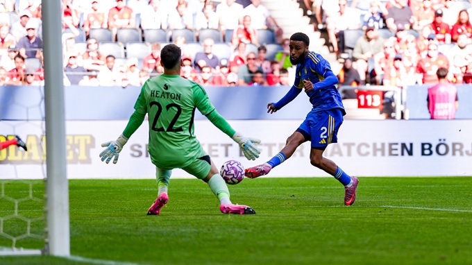 Tom Heaton cản phá pha dứt điểm cận thành của Jayden Bogle 