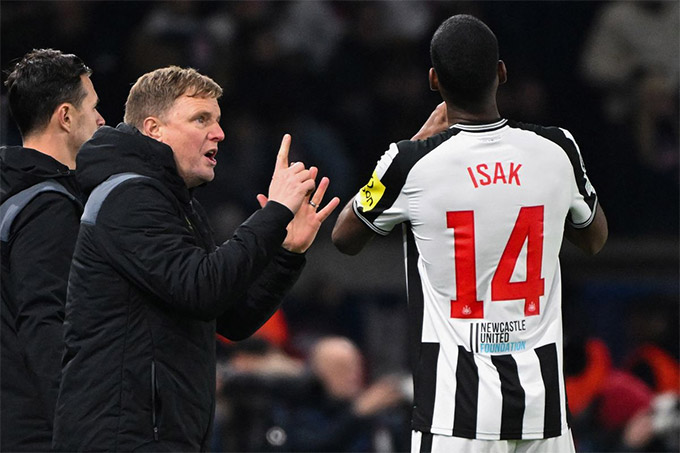 Isak bị HLV Howe của Newcastle đuổi về nhà