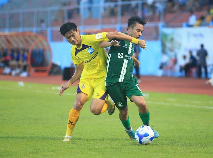 Khánh Hoà (áo vàng) trong trận đấu với Bình Phước ở mùa giải 2024/25. Ảnh: Quốc An