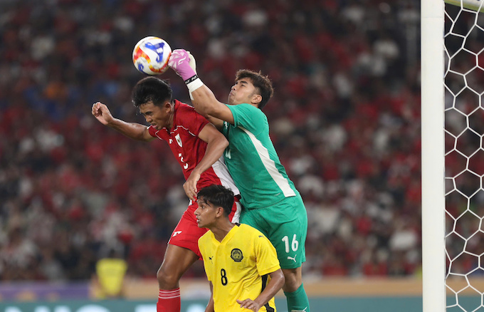 U23 Malaysia (áo vàng) đã bị loại khỏi giải. Ảnh: Anh Khoa 