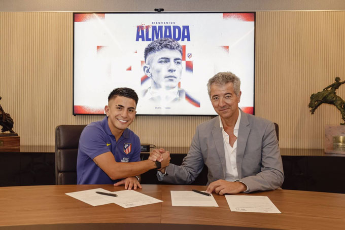 Thiago Almada trong buổi ký hợp đồng với Atletico.