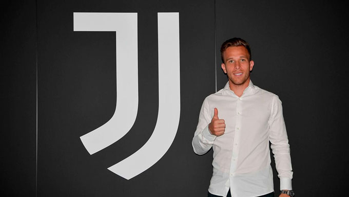 Arthur chỉ giỏi... chụp hình ở Juventus