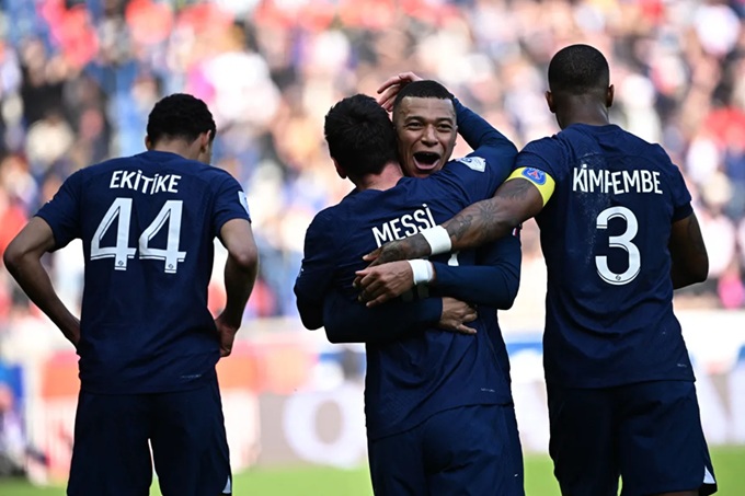 Tại PSG, Ekitike trở nên lạc lõng giữa các siêu sao Messi, Mbappe