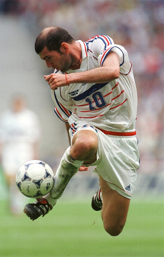 Zizou giã từ ĐT Pháp ở tuổi 32 năm 2004 là một sú sốc