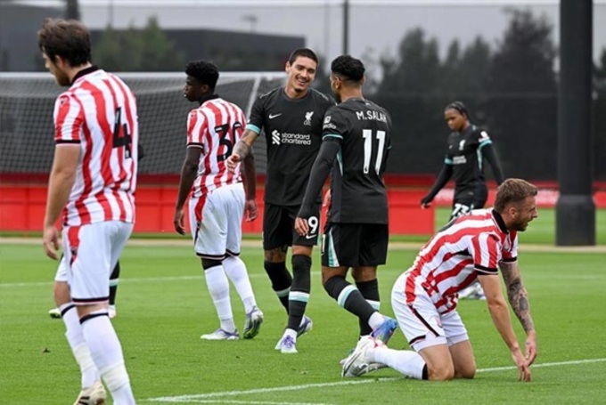 Liverpool (áo đen) đã vùi dập Stoke City 5 bàn không gỡ