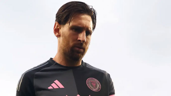 Messi bị Bouanga xem như người vô hình