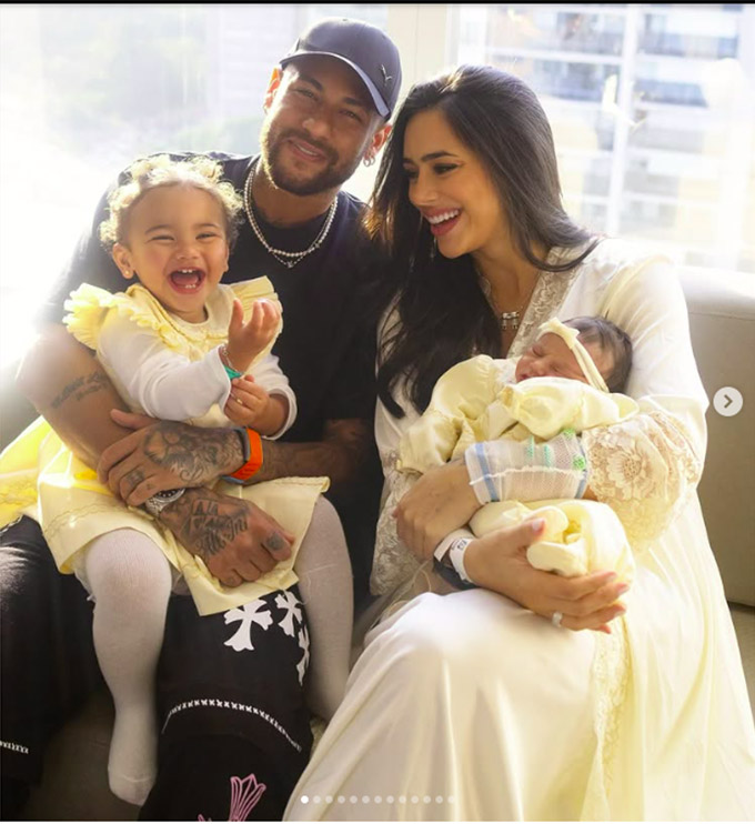 Neymar và bạn gái cùng hai công chúa nhỏ Mavie và Mel