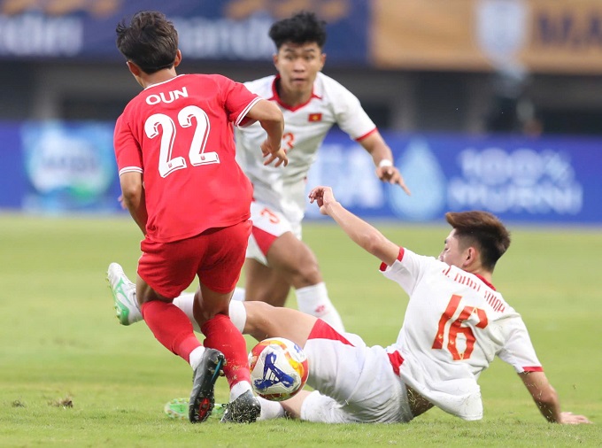 Hệ thống phòng ngự U23 Việt Nam cần đảm bảo an toàn hơn ở bán kết. Ảnh: Anh Khoa