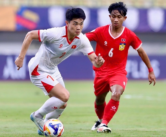 Tiền đạo Nguyễn Đình Bắc đi bóng ở trận gặp U23 Lào. Ảnh: Anh Khoa 