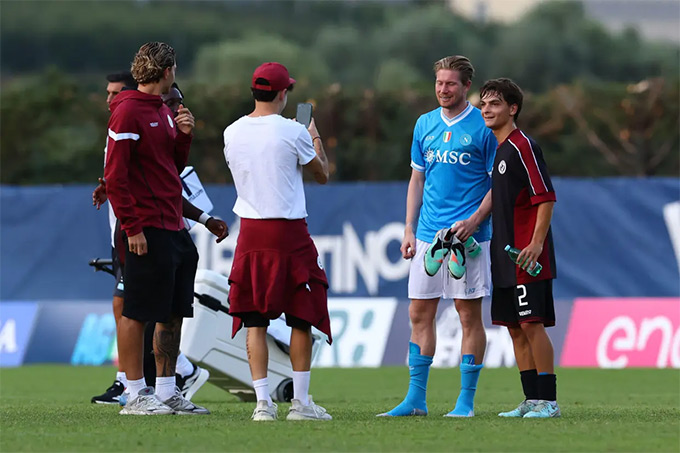 Các cầu thủ ở đội bóng hạng 3 thay nhau chụp ảnh lưu niệm với De Bruyne