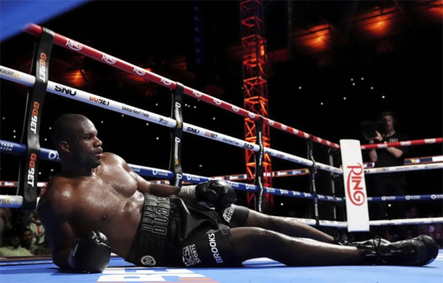 Dubois phải nằm sàn sau cú đấm trời giáng của Usyk 