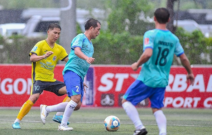 Mỗi người tại FC Friendly (xanh) chỉ có được duy nhất 1 bộ áo thi đấu