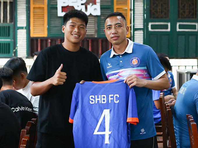 Cầu thủ SHB tặng quà cho đội FC Friendly 