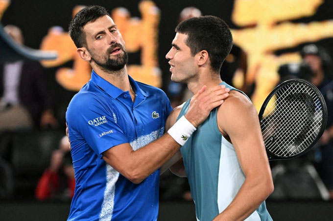 Nole chụp hình bên cạnh Carlos Alcaraz