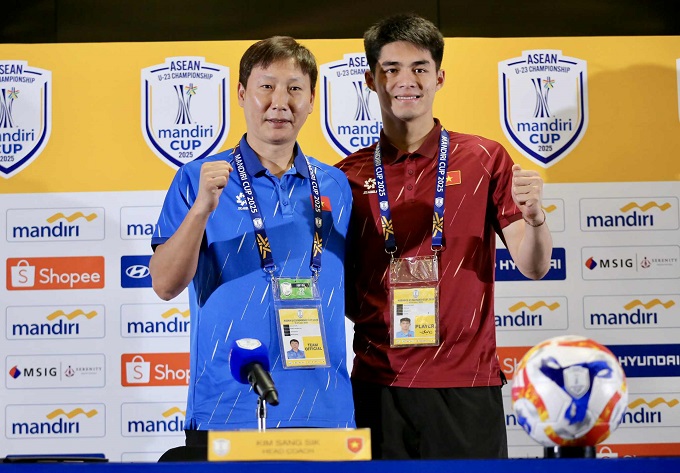 HLV Kim Sang Sik và thủ môn Trung Kiên trong buổi họp báo. Ành: Anh Khoa 