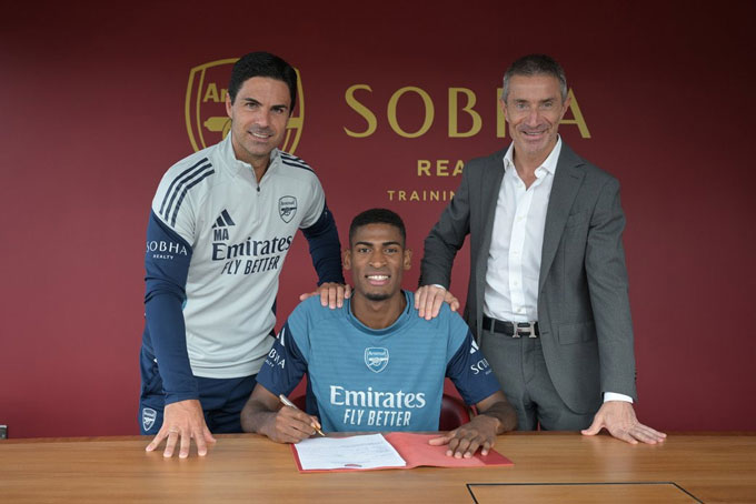Arsenal chính thức ký hợp đồng với Mosquera với thời hạn 5 năm