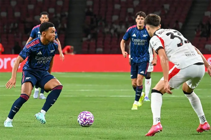 Trước Milan, Ethan Nwaneri được Mikel Arteta bố trí đá ở vị trí tiền vệ trung tâm của Arsenal