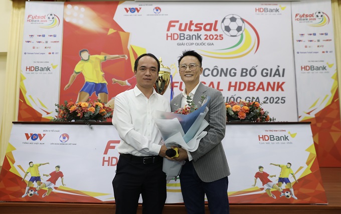 Ông Phạm Thanh Sang tặng hoa cho ca sỹ Hoàng Bách. Ảnh: Quốc An 