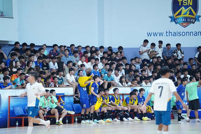 Cảnh đông đúc trên khán đài 