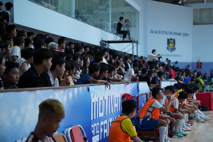 Khán giả đến chật nhà thi đấu Thái Sơn Nam quận 8 