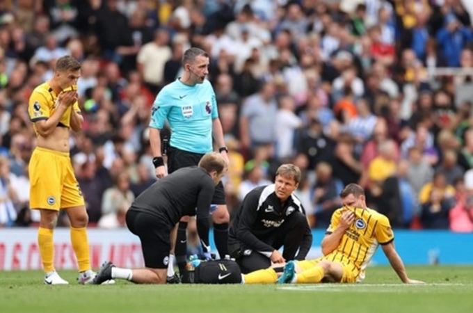 Khoảnh khắc Milner dính chấn thương ở trận đấu với Arsenal mùa trước