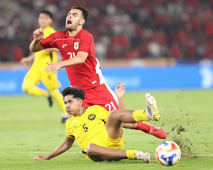 U23 Malaysia (áo vàng) bị chỉ trích vì thi đấu quá yếu kém