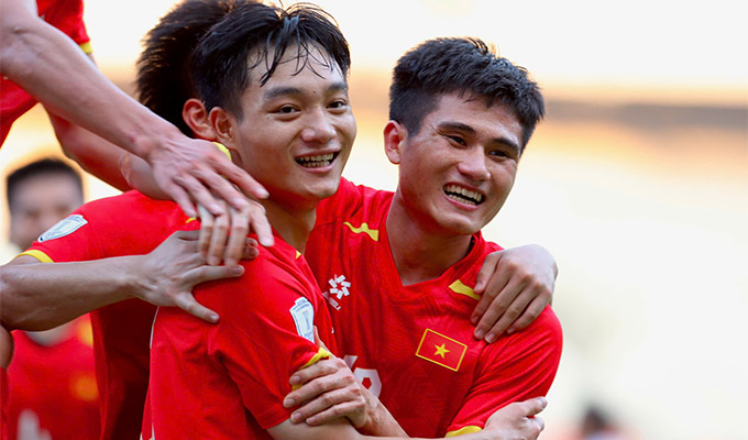 Phi Hoàng (phải) là một trong những cầu thủ chơi ấn tượng nhất của U23 Việt Nam ở giải U23 Đông Nam Á 2025 - Ảnh: Anh Khoa 