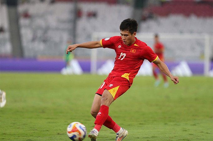 Phi Hoàng không màu mè nhưng đầy hiệu quả nơi hành lang cánh trái của U23 Việt Nam - Ảnh: Anh Khoa
