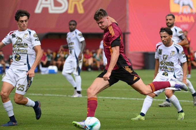 Evan Ferguson cung cấp thêm sức mạnh và khả năng pressing cho Roma