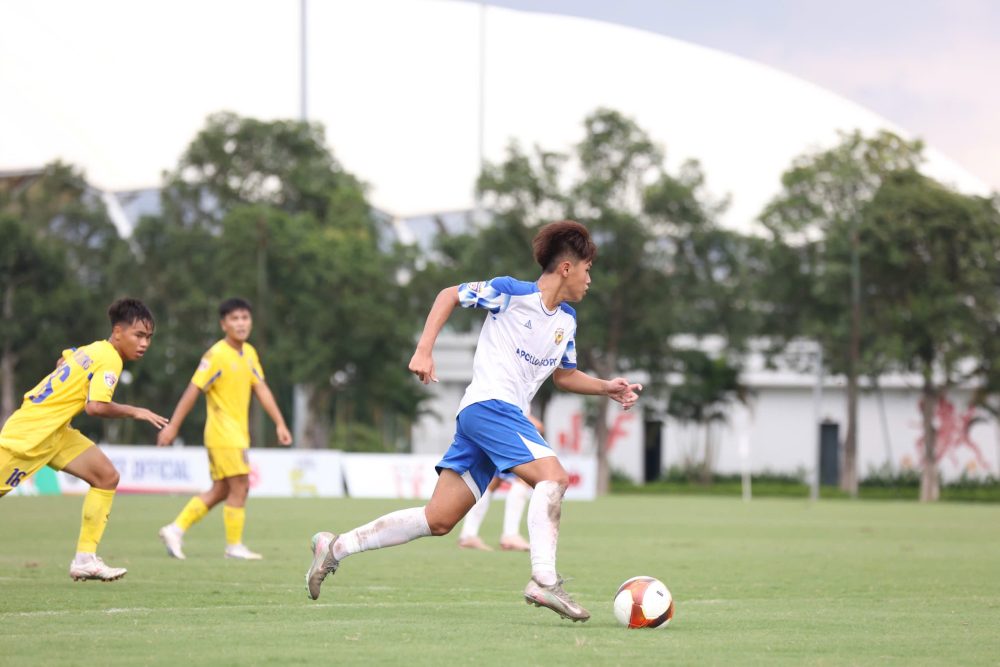 U15 Hồng Lĩnh Hà Tĩnh (áo trắng) kiên cường cầm hòa U15 SLNA
