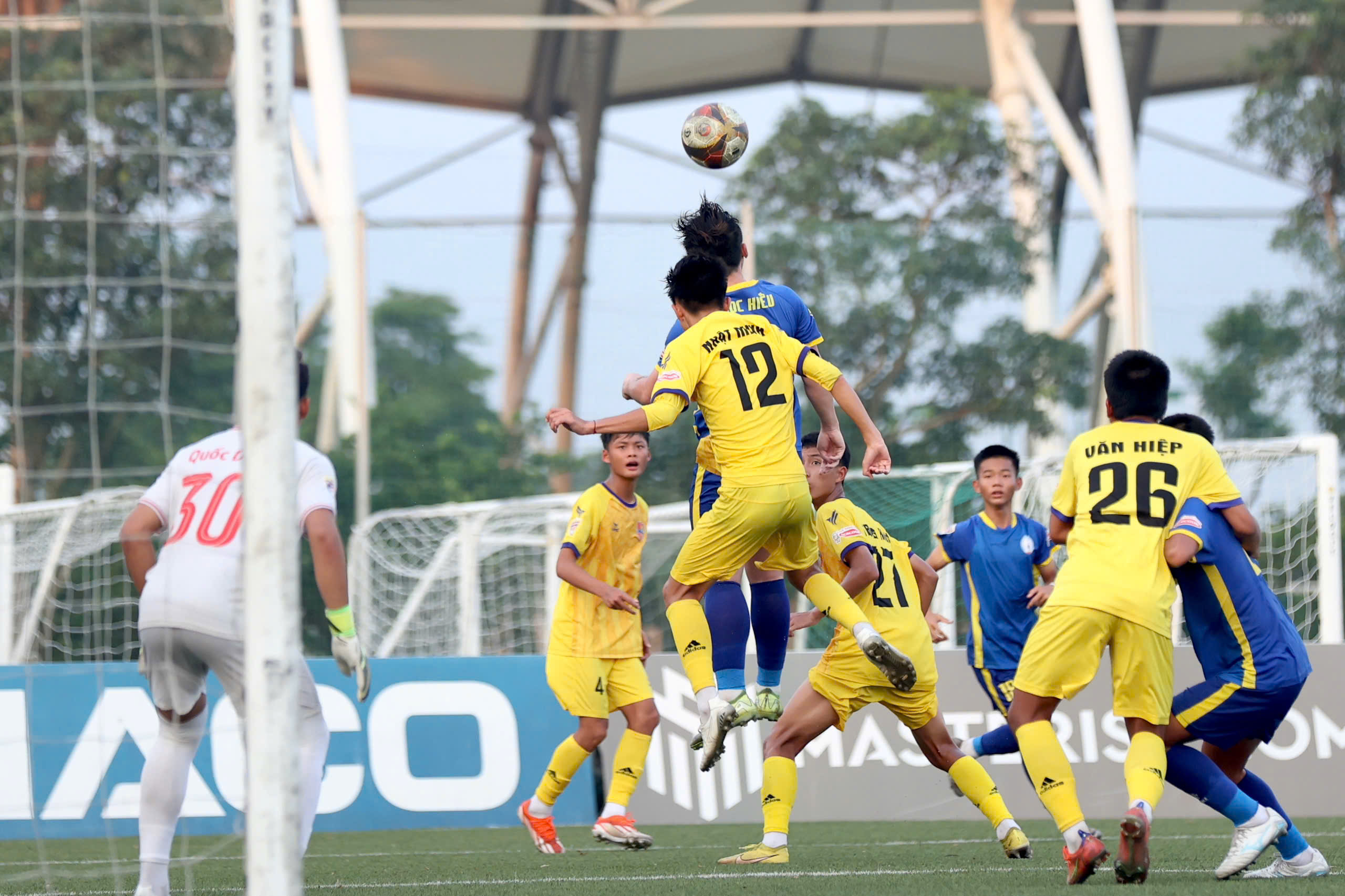 U15 SLNA (áo vàng) là một trong 4 đội vào bán kết giải đấu năm nay
