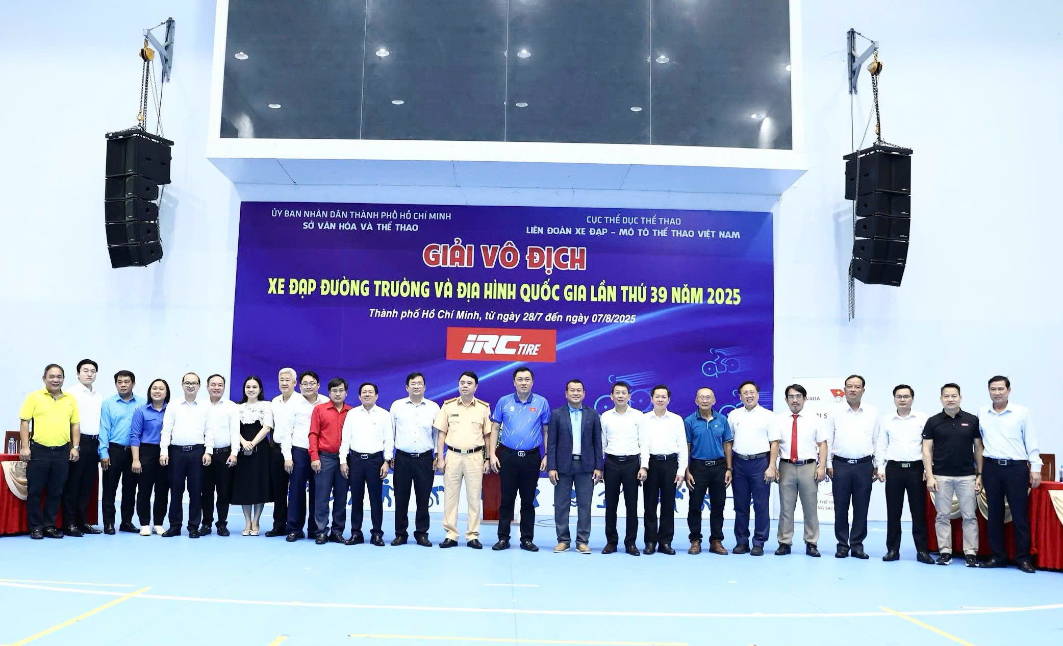 Đại biểu, Ban Tổ chức chụp hình lưu niệm tại Lễ khai mạc Giải vô địch xe đạp đường trường và địa hình quốc gia lần thứ 39 năm 2025