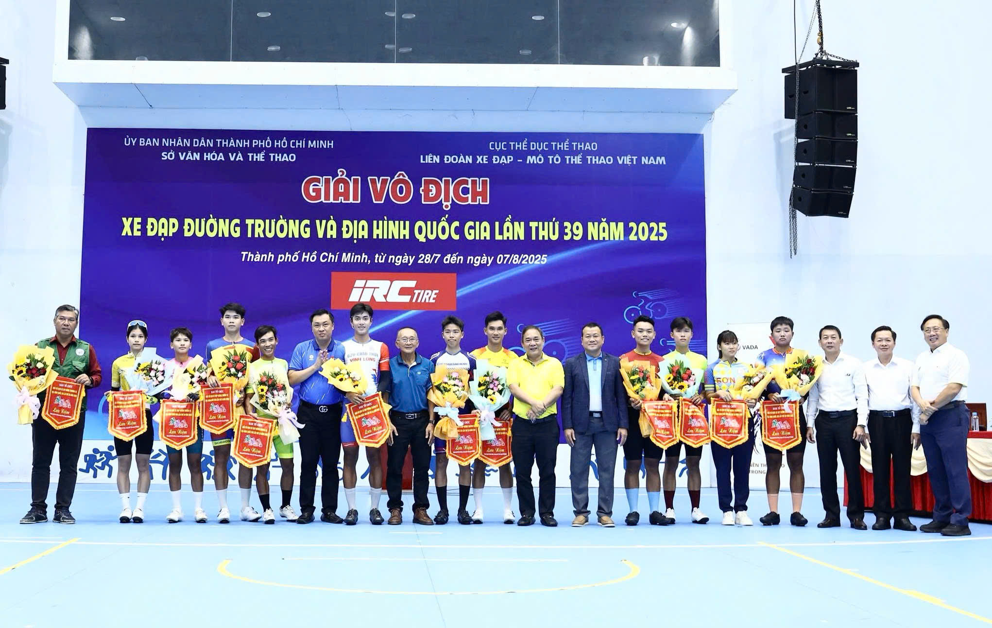Đại biểu, Ban Tổ chức giải tặng hoa và cờ lưu niệm cho các đoàn tham dự giải