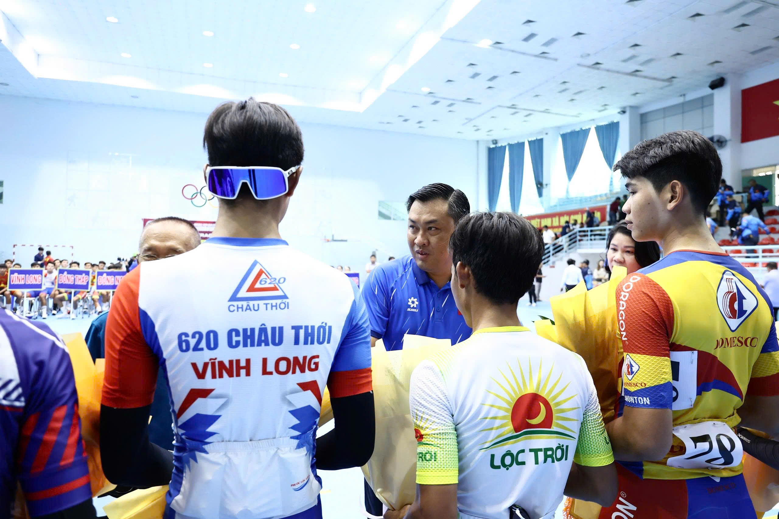 Ban Tổ chức giải trao cờ lưu niệm cho các đoàn về tham dự giải