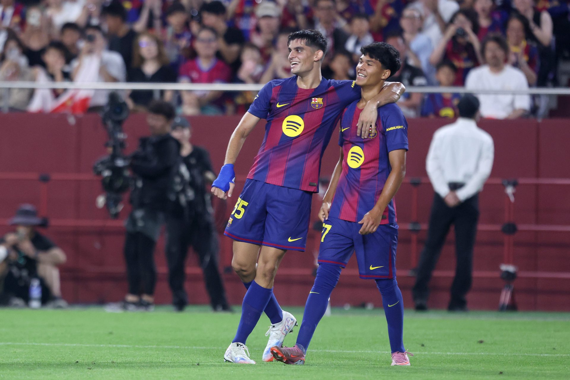 Dro ra mắt Barca chỉ 7 phút và ghi bàn