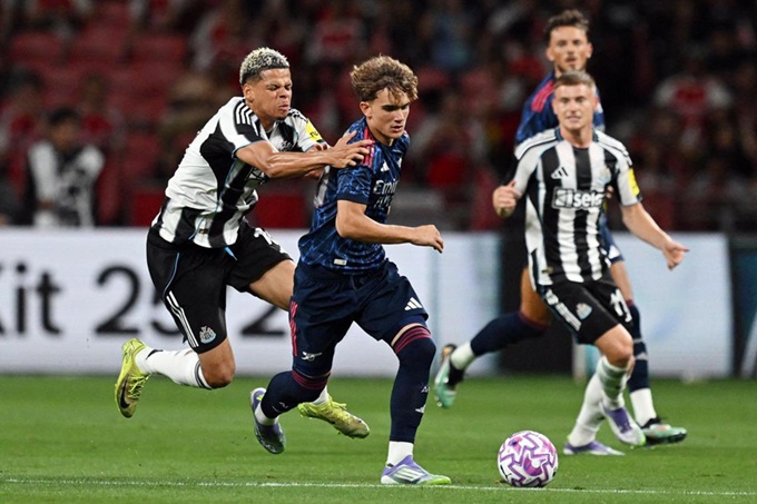 Tiền vệ 15 tuổi đã khiến hàng thủ Newcastle có một ngày vất vả