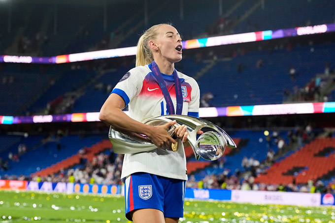 Chloe Kelly in dấu giày rất lớn lên thành tích của bóng đá nữ Anh gần đây